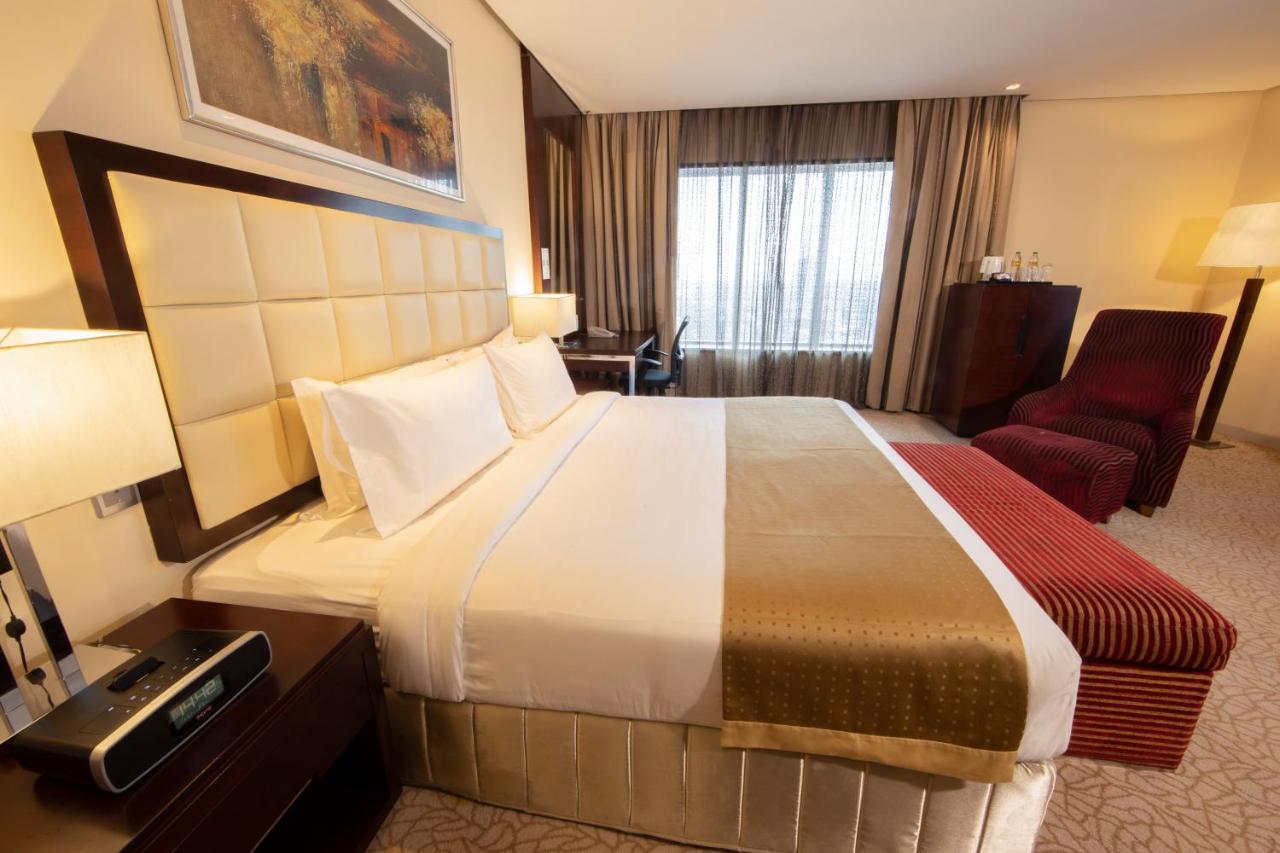 Holiday Inn Cochin By Ihg Kochi Esterno foto A room at the hotel