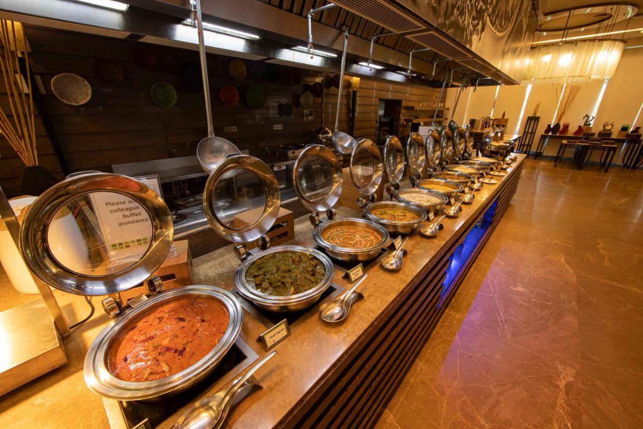 Holiday Inn Cochin By Ihg Kochi Esterno foto A buffet at a hotel