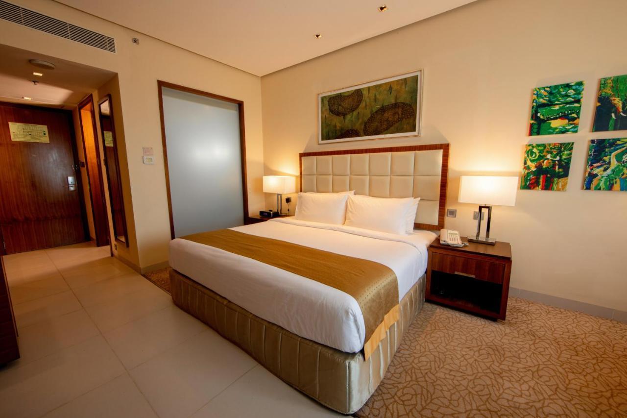 Holiday Inn Cochin By Ihg Kochi Esterno foto A bedroom at the hotel