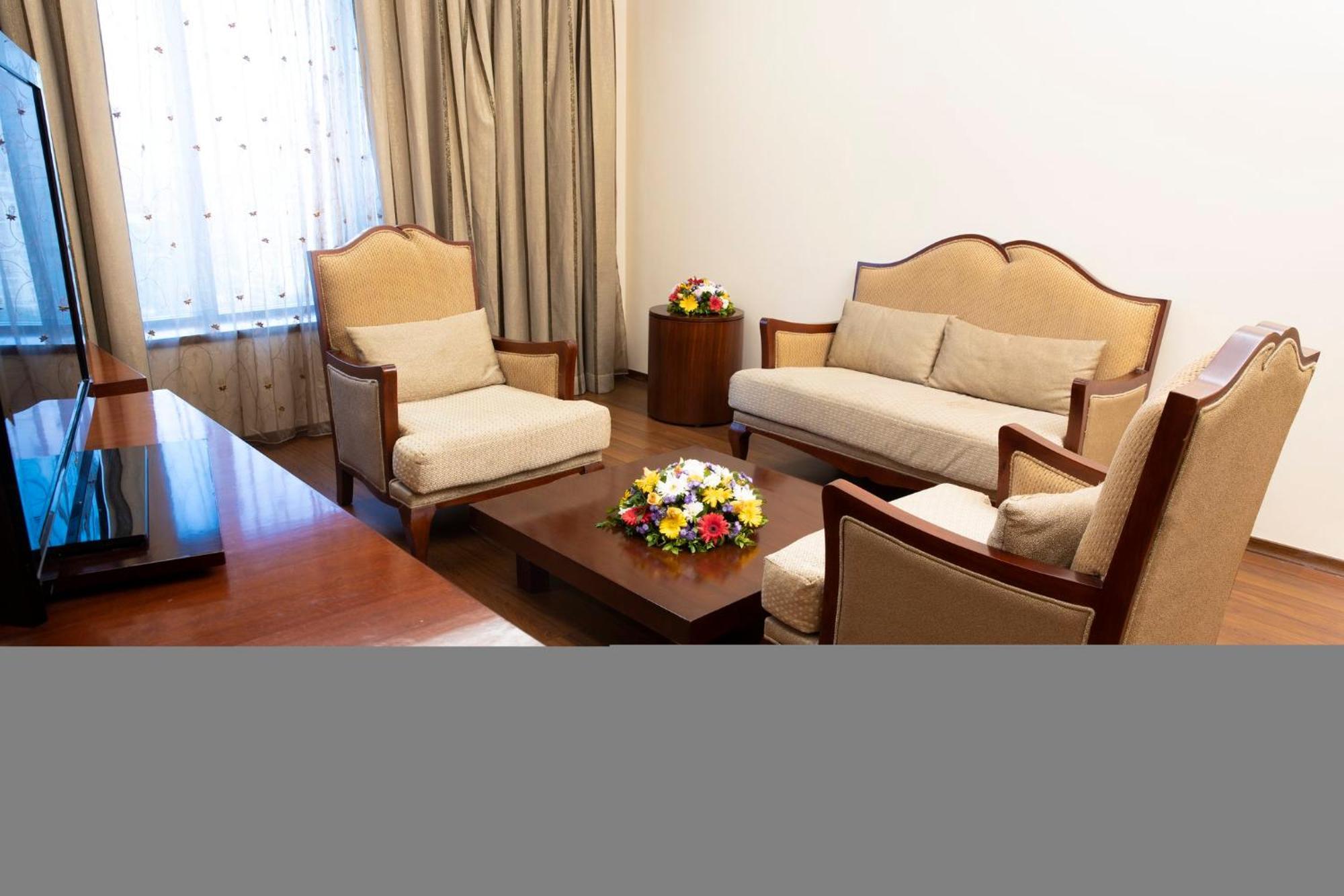 Holiday Inn Cochin By Ihg Kochi Esterno foto A living room