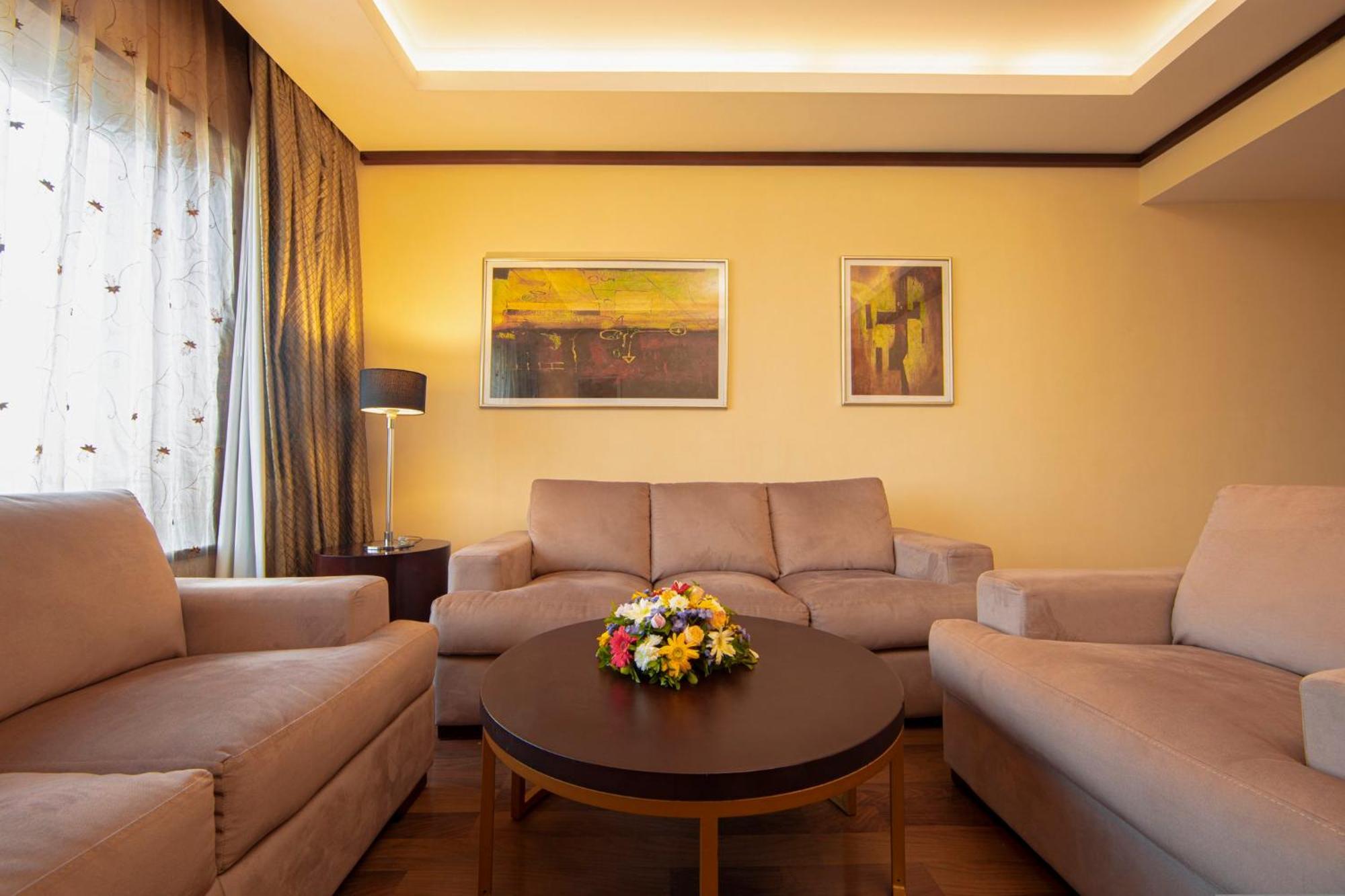 Holiday Inn Cochin By Ihg Kochi Esterno foto A living room at the hotel