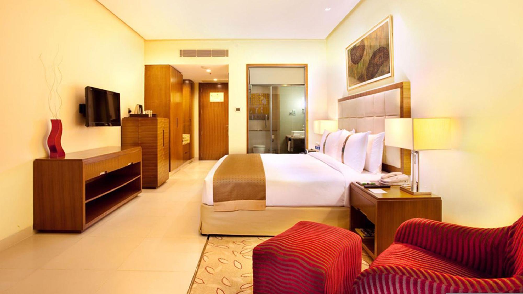 Holiday Inn Cochin By Ihg Kochi Esterno foto A room at the hotel
