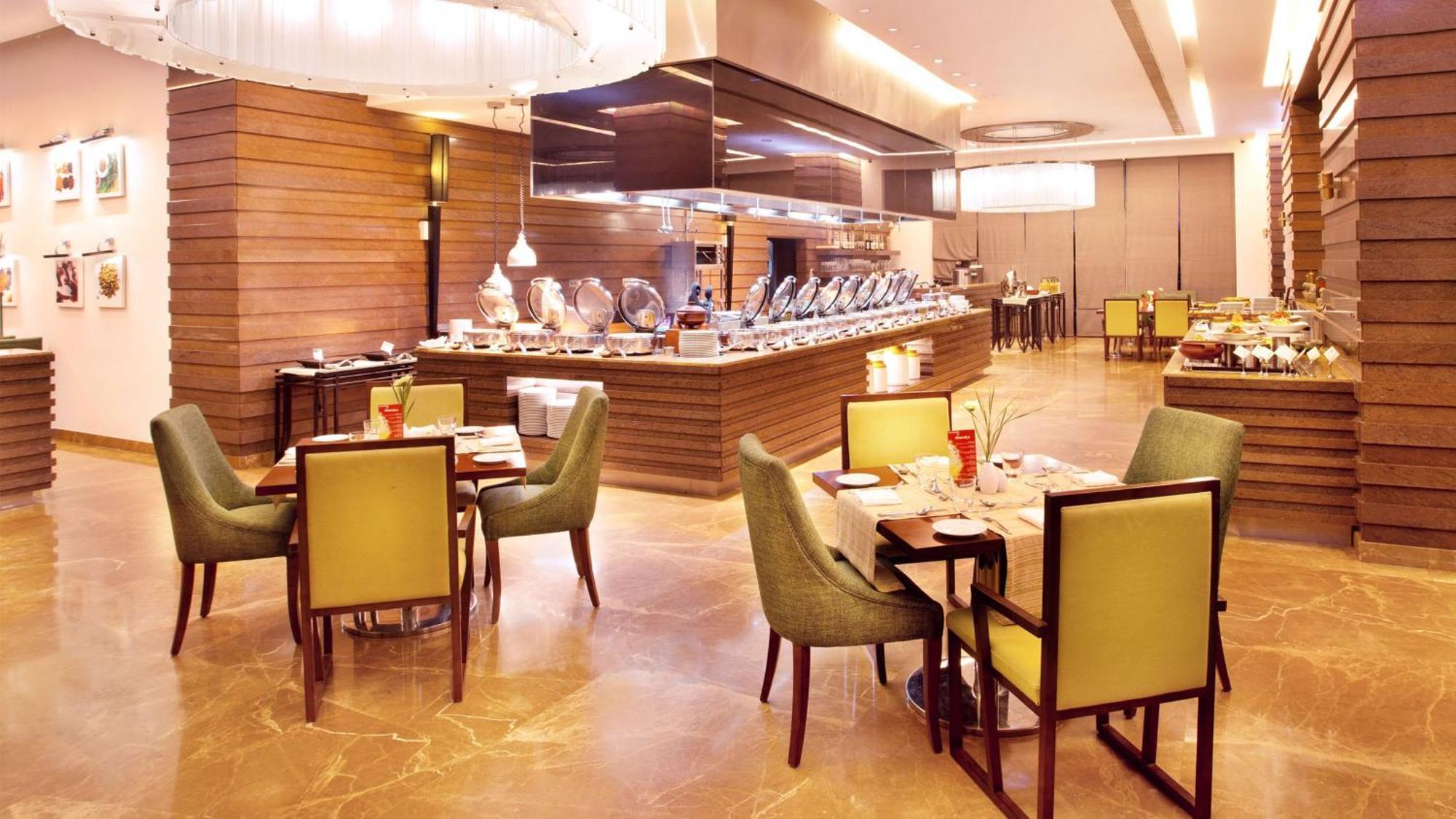 Holiday Inn Cochin By Ihg Kochi Esterno foto The restaurant