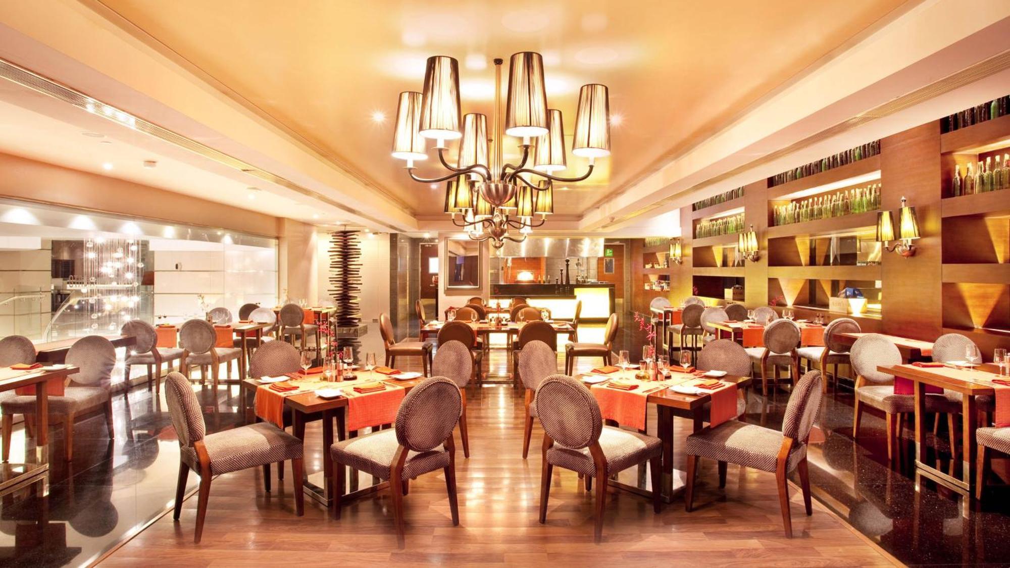 Holiday Inn Cochin By Ihg Kochi Esterno foto The restaurant