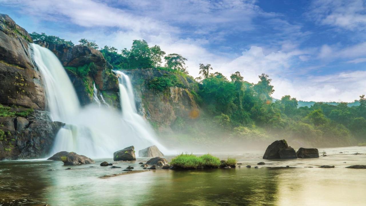 Holiday Inn Cochin By Ihg Kochi Esterno foto Khandbari Waterfall